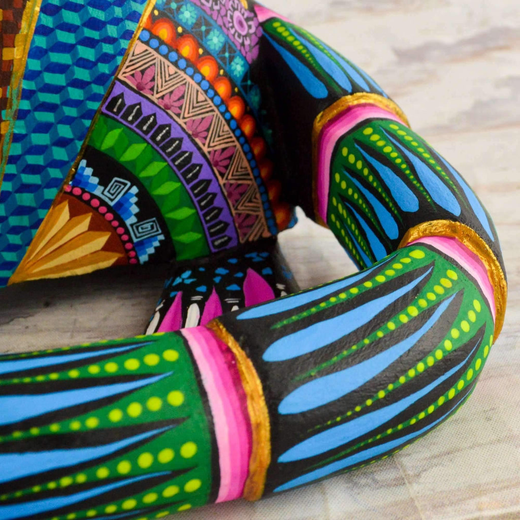 Armadillo Alebrije Oaxacan Wood Carving - Alebrije Huichol Mexican Folk art magiamexica.com