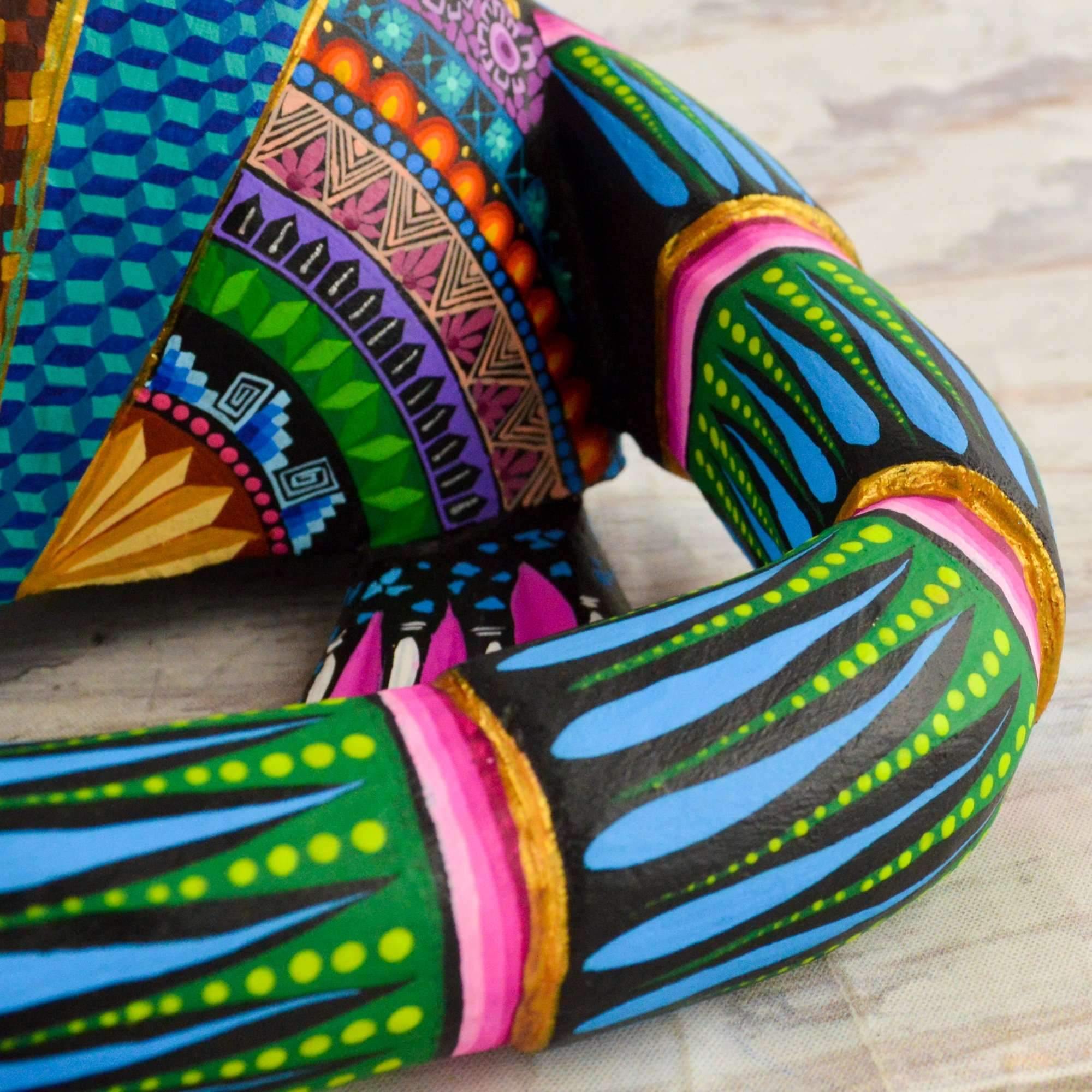 Armadillo Alebrije Oaxacan Wood Carving - Alebrije Huichol Mexican Folk art magiamexica.com