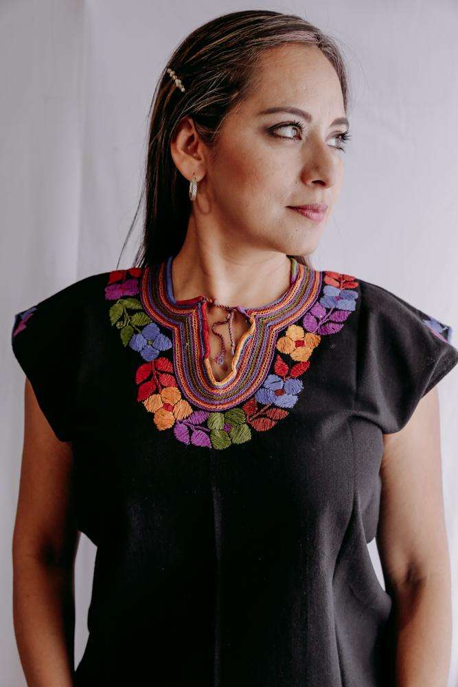 Embroidered Mexican Blouse | Flowers - Alebrije Huichol Mexican Folk art magiamexica.com