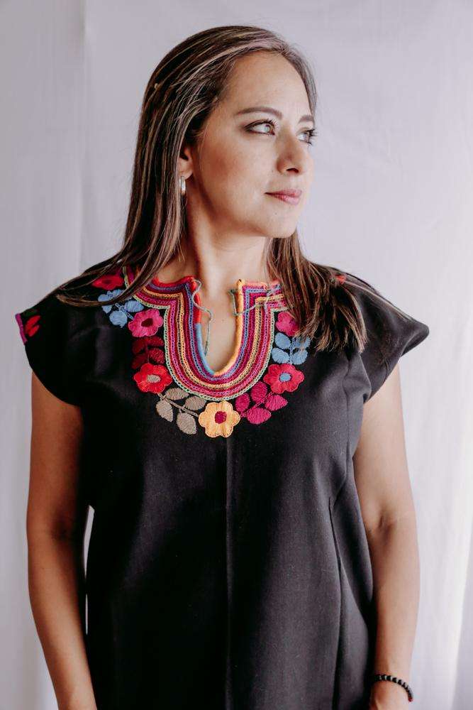 Embroidered Mexican Blouse | Flowers - Alebrije Huichol Mexican Folk art magiamexica.com